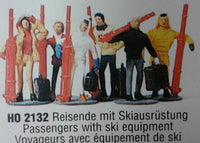 MERTEN HO-2132 - 'PASSENGERS WITH SKI EQUIPMENT' HO SCALE PLASTIC MODEL FIGURES