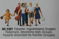 MERTEN HO-2301 - 'PEDESTRIANS, DESCENDING STAIRS' HO SCALE PLASTIC MODEL FIGURES