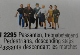 MERTEN N 2295  'PEDESTRIANS DESCENDING STEPS (SINGLE)' N SCALE PLASTIC MODEL FIGURES