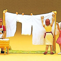 PREISER # 10050 - WOMEN HANGING LAUNDRY - 1:87/HO SCALE
