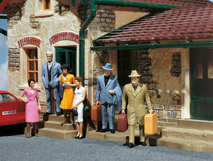 POLA  331824 - 6 WALKING PEOPLE  - G scale